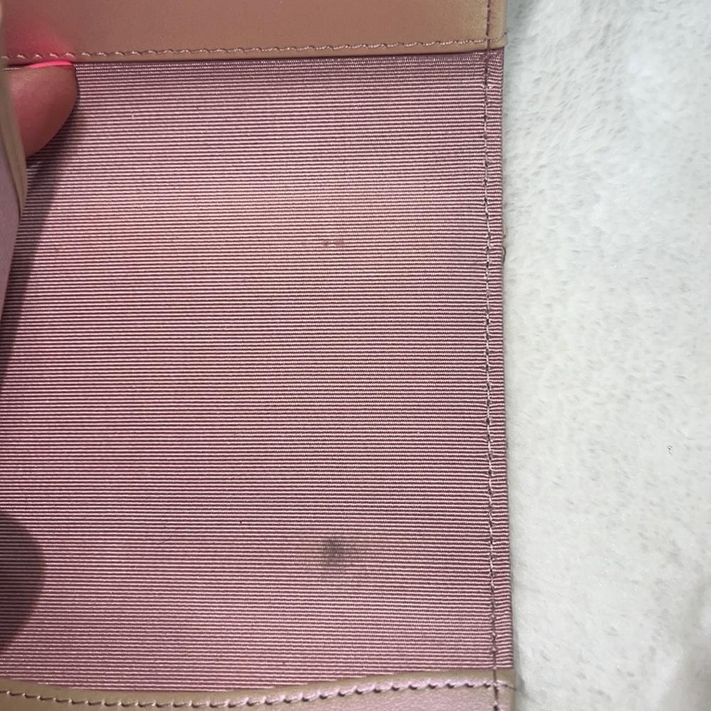 SOLD. 🌸 Chanel Iridescent Pink Key Holder 21K 🌸 - Picture 13 of 16